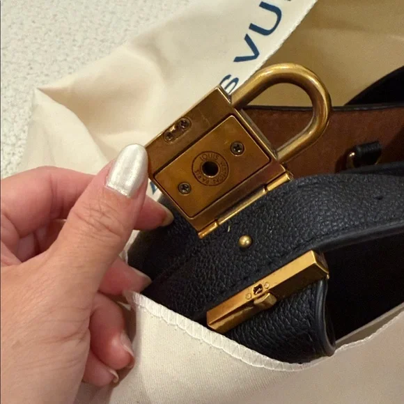 Black low key hobo LV - Picture 13 of 16